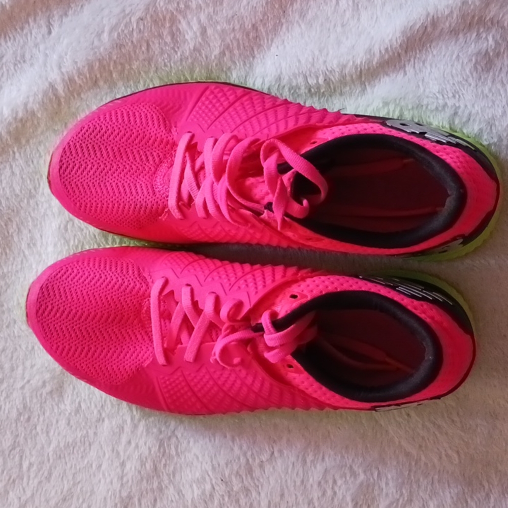 Tennis shoes